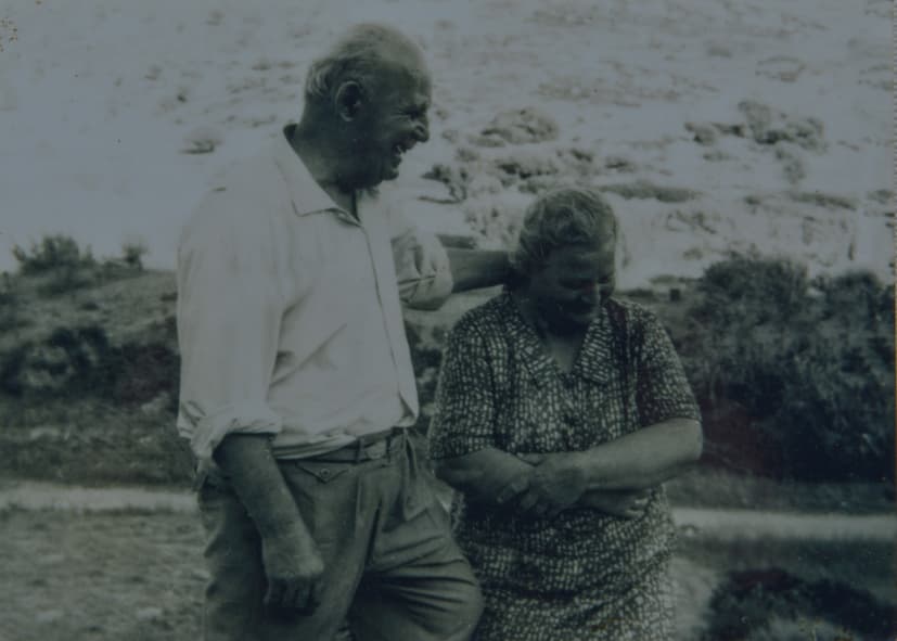 Ο Απόστολος Σαλκιντζής ή αλλιώς ο «Παππούς Απόστολος» - Ο Μάστορας της Μπουγάτσας της Σμύρνης. Εδώ με την σύζυγό του Μαρία την δεκαετία του 1950.