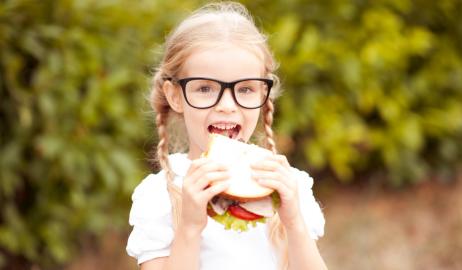 Πώς ακριβώς επωφελούνται τα παιδιά που τρώνε κολατσιό στο σχολείο;