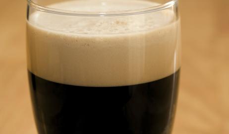 Η μαύρη μπύρα αυξάνει τη λίμπιντο και ενισχύει τη στύση
