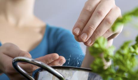 Συμβουλές για μια διατροφή με λιγότερο αλάτι
