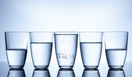 Χρειαζόμαστε πραγματικά 8 ποτήρια νερό την ημέρα;