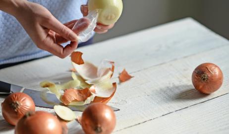 Εσείς ξέρετε πώς να καθαρίσετε κρεμμύδια χωρίς δάκρυα;