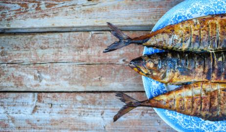 Η κατανάλωση λιπαρών ψαριών μπορεί να μειώσει τον κίνδυνο θανάτου από καρκίνο του εντέρου