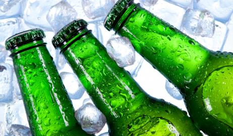 Υπάρχει λόγος που η μπύρα μπαίνει σε πράσινα ή καφέ μπουκάλια