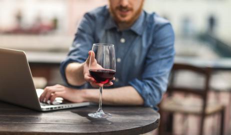 Ο περίεργος λόγος που σας κάνει να πίνετε περισσότερο κρασί
