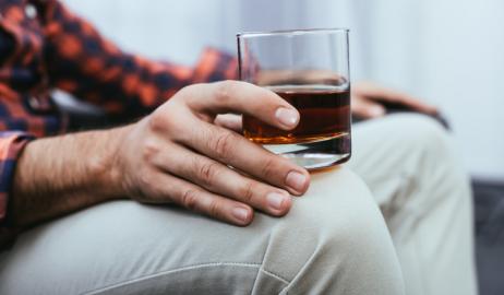 Πώς το αλκοόλ μπορεί να αλλάξει τον τρόπο με τον οποίο διαμορφώνονται οι αναμνήσεις