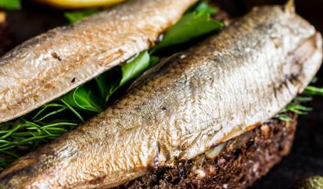 Τα λιπαρά ψάρια μειώνουν την φλεγμονή των αεραγωγών στα παιδιά με άσθμα