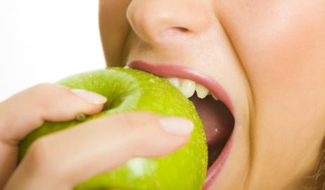 Μήπως το να τρώμε φρούτα το βράδυ σαμποτάρει τις προσπάθειες απώλειας βάρους;