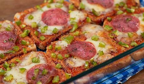 Πίτσα express: Η πιο εύκολη συνταγή χωρίς ζύμη για το πιο νόστιμο σπιτικό σνακ