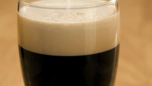 Η μαύρη μπύρα αυξάνει τη λίμπιντο και ενισχύει τη στύση
