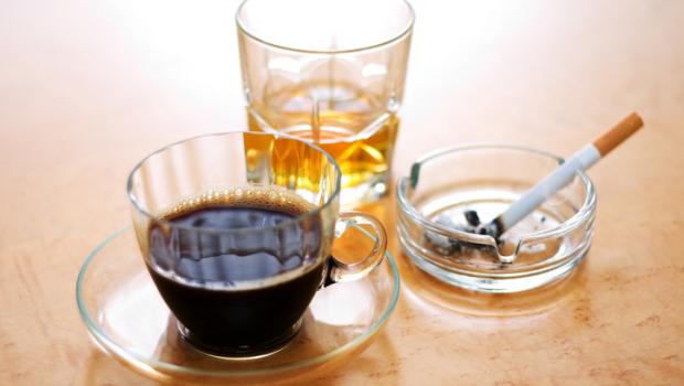 Μήπως ο καφές και το αλκοόλ επιδεινώνουν τις αρρυθμίες;