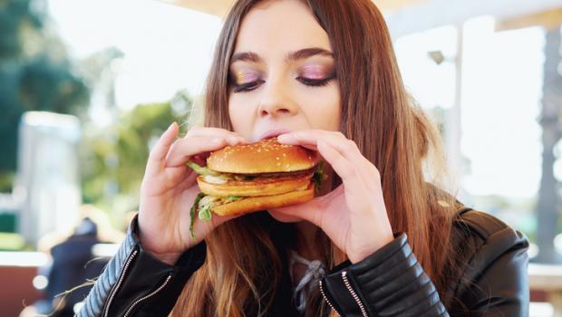 Οι διαφημίσεις junk food θα μπορούσαν να αυξήσουν το ποσοστό των ανθυγιεινών τροφών που επιλέγουν οι έφηβοι