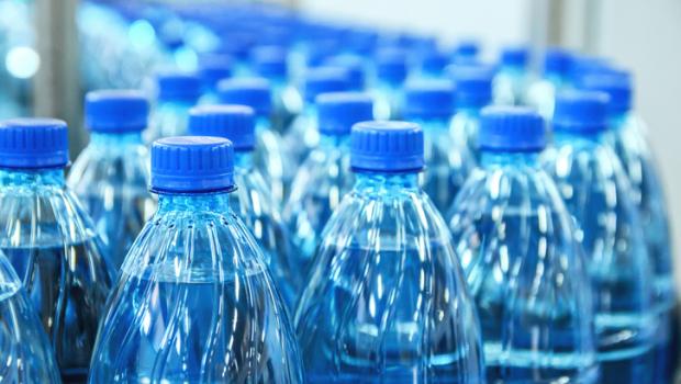 Η ενοχλητική αλήθεια για τη ρύπανση από τα πλαστικά: μικροπλαστικά και σε εμφιαλωμένα νερά